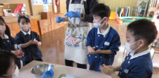 せんべい焼き体験! (年長組)